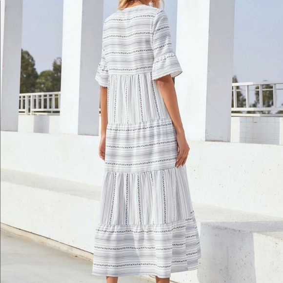 Notched neck flounce sleeve dress - Picture 3 of 4